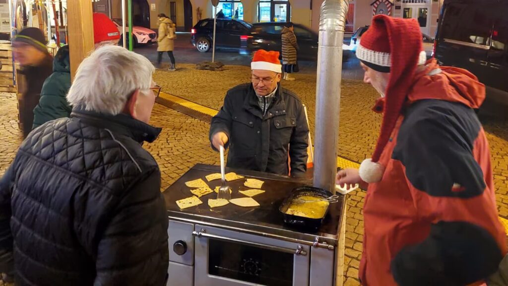 Foto Siegmar Schönbrodt beim Detscherbacken auf Saalfelder Weihnachtsmarkt