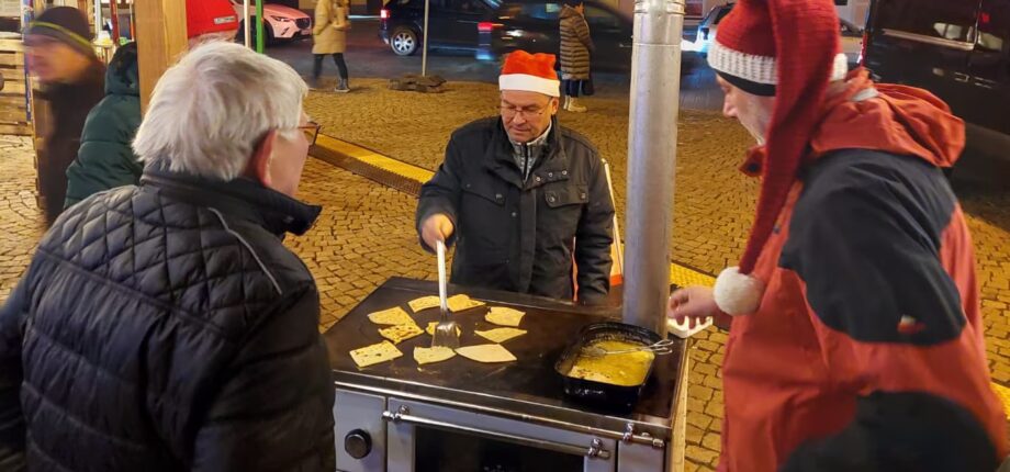 Foto Siegmar Schönbrodt beim Detscherbacken auf Saalfelder Weihnachtsmarkt